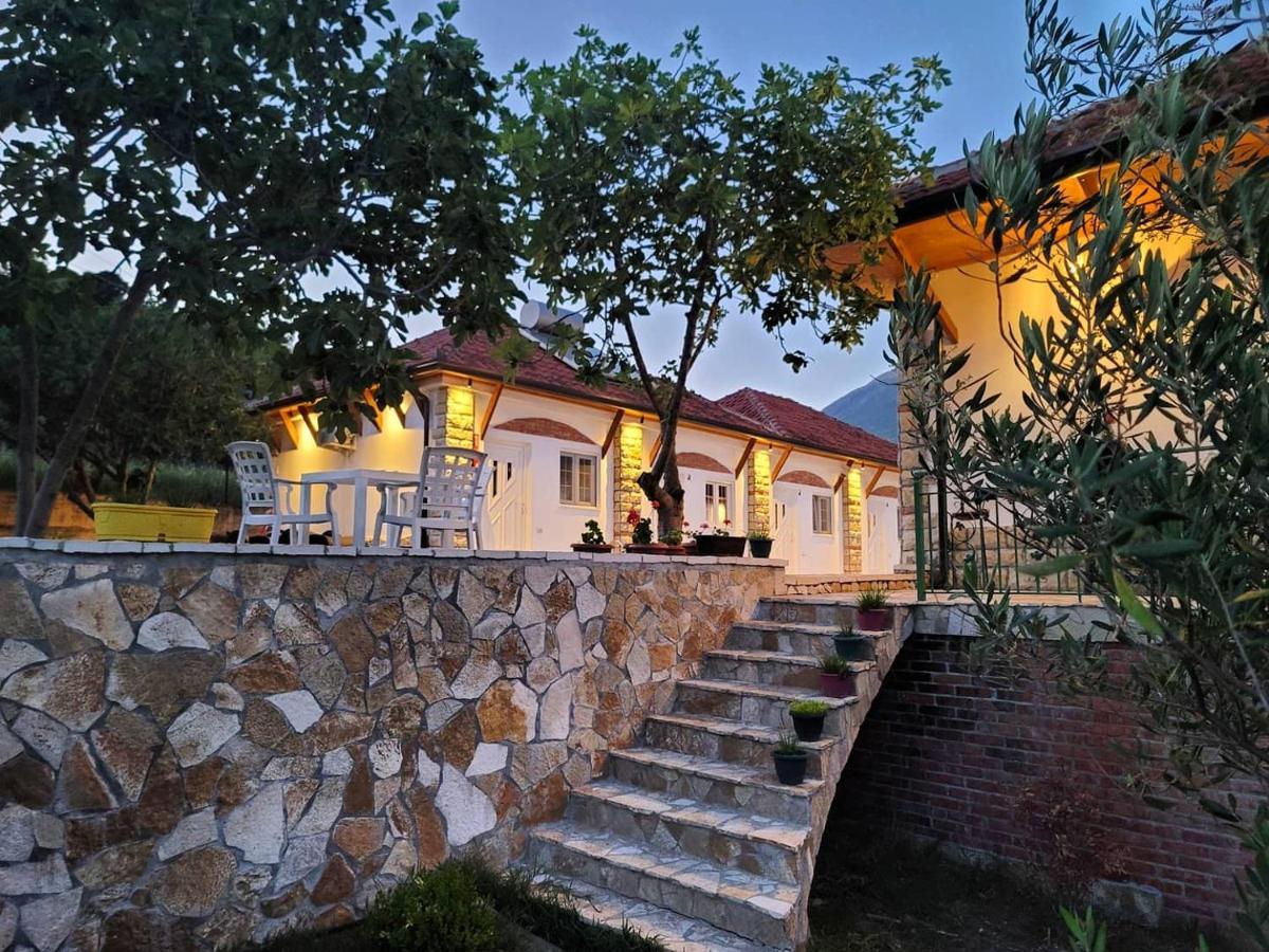 Guesthouse Lord Byron Tepelene Екстериор снимка