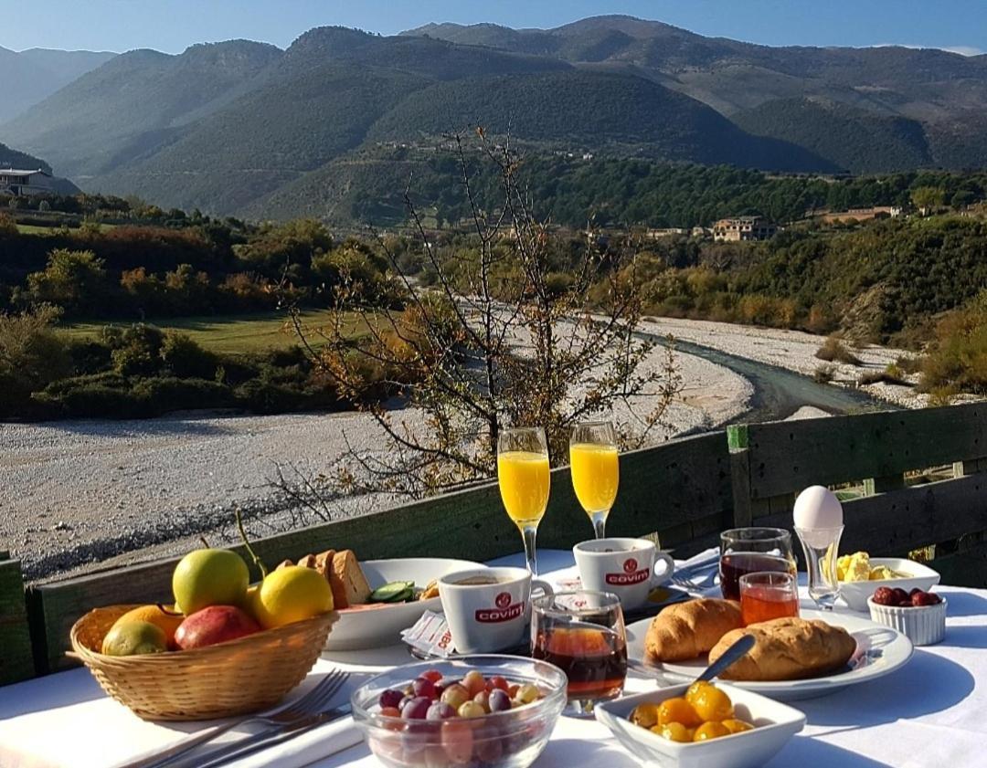 Guesthouse Lord Byron Tepelene Екстериор снимка