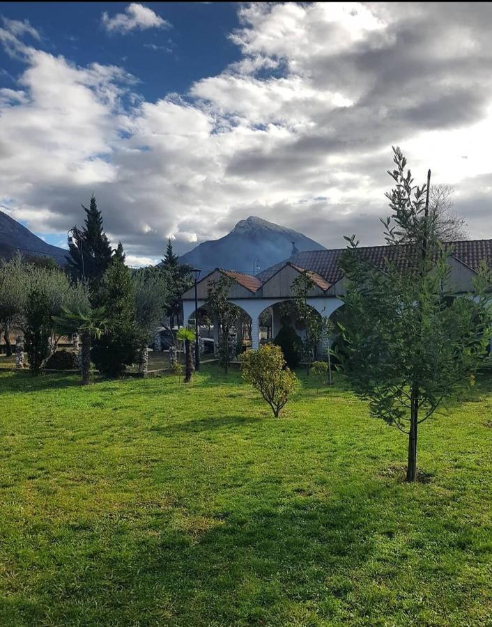 Guesthouse Lord Byron Tepelene Екстериор снимка