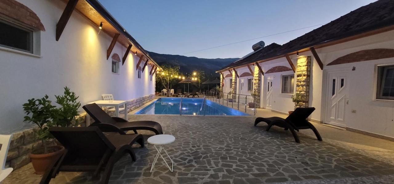 Guesthouse Lord Byron Tepelene Екстериор снимка